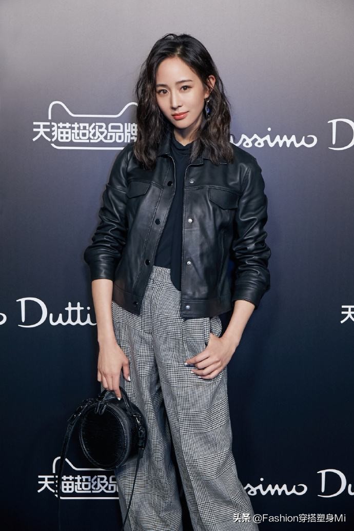 张钧甯皮衣机场照 (张钧甯身穿黑色皮衣)