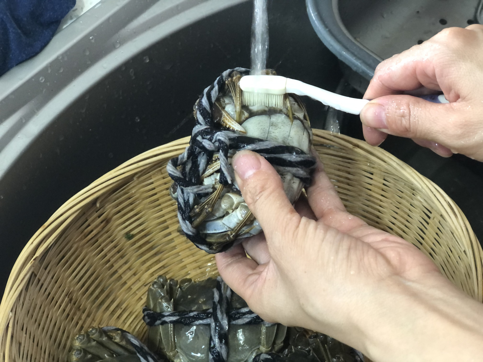 螃蟹用凉水蒸还是热水蒸,螃蟹蒸几分钟正好