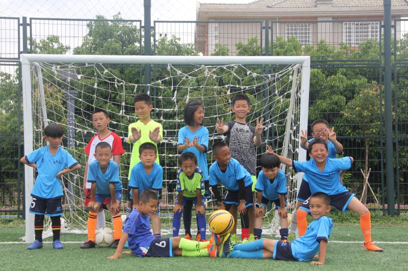 学习踢足球是终身受益的事这难道不是给孩子最好的礼物吗?