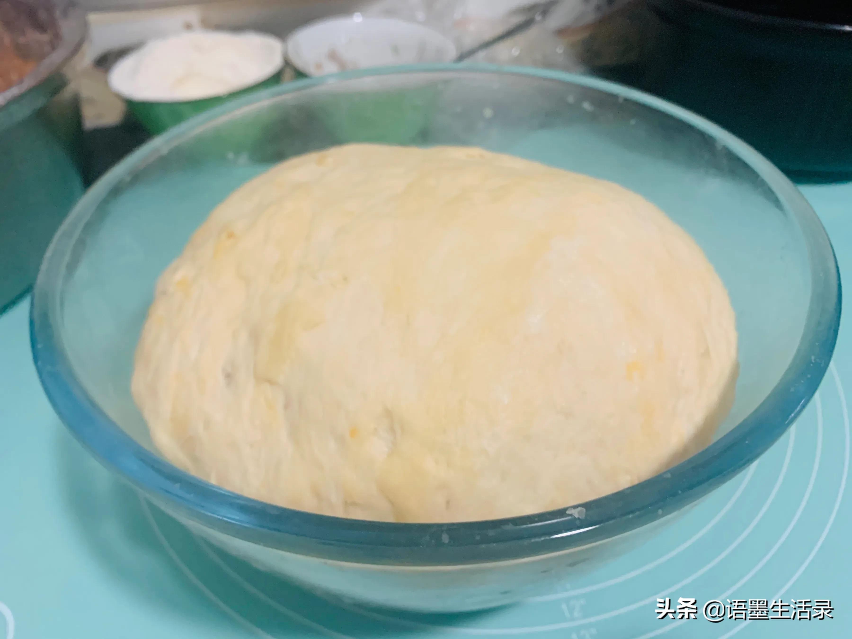 炸油条怎么和面才能蓬松酥脆,炸油条从和面到炸出油条的全过程