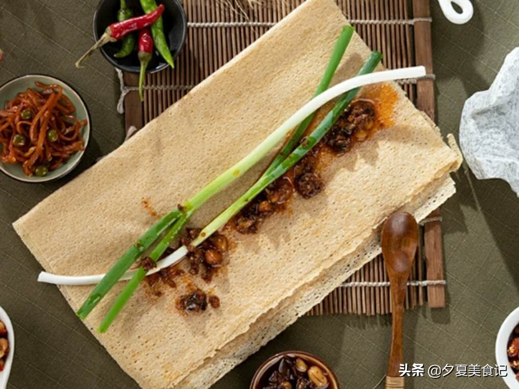 沂蒙山煎饼的美味,沂蒙山美食煎饼卷大葱