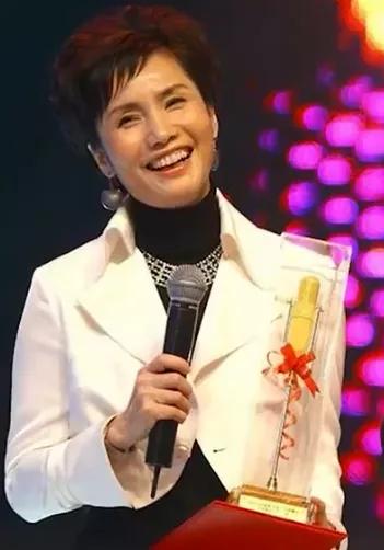 从中央电视台走出的主持人,从芒果台离开的女主持人