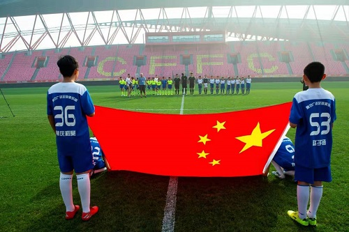 中国足球老运动员们踢友谊赛,中国足球球迷助威