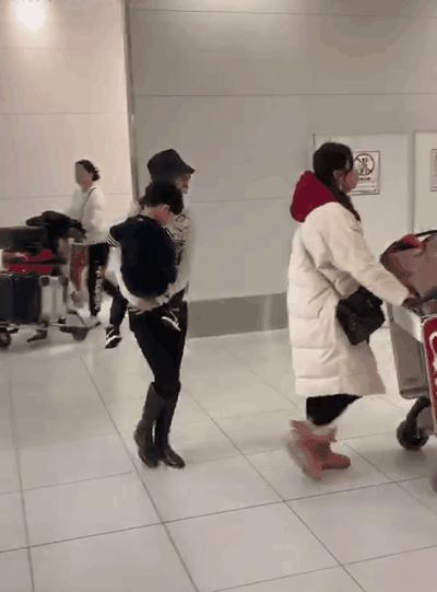 baby当妈妈了吗,baby素颜带儿子外出