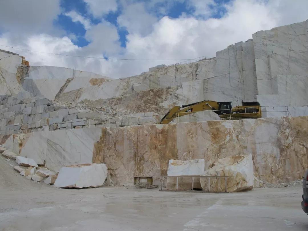 怎么分辨东方鱼肚白大理石,雪花白和大花白大理石区别