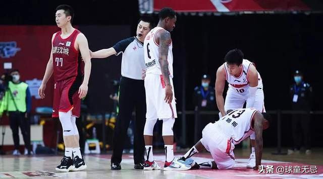 太狠！球场上惊现这一危险动作！现在打球都变这么狠的吗？