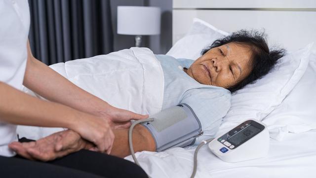 突发心脏病的自救指南,突发心脏病最佳自救方法