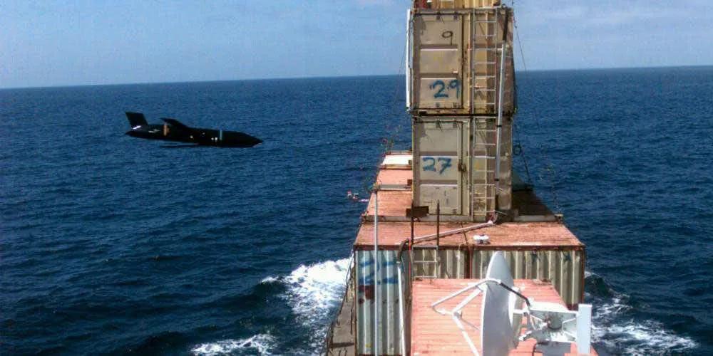 精准炸弹炸毁战机视频,精确制导炸弹精确击中目标全过程