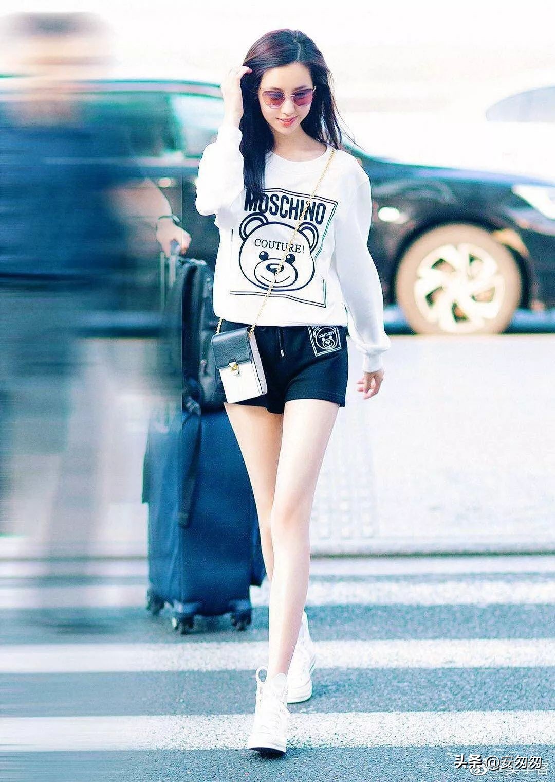 下半年第一周明星们都穿哪些转运装，一起看明星机场秀吧