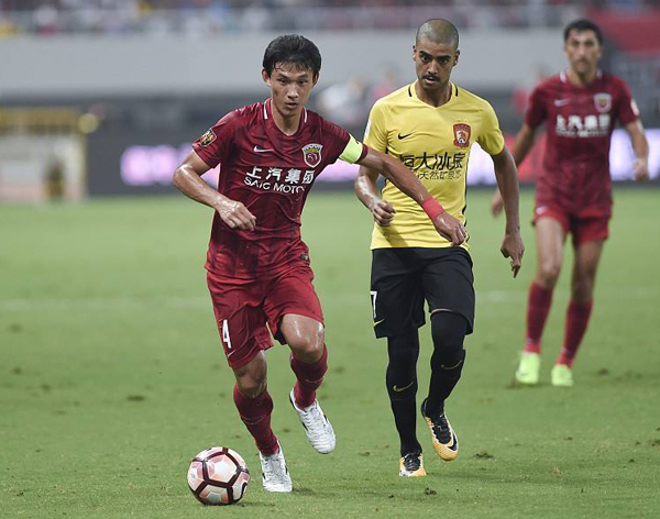 他是上港夺冠功臣,因3次停球失误饱受争议,领国足史上最大罚单