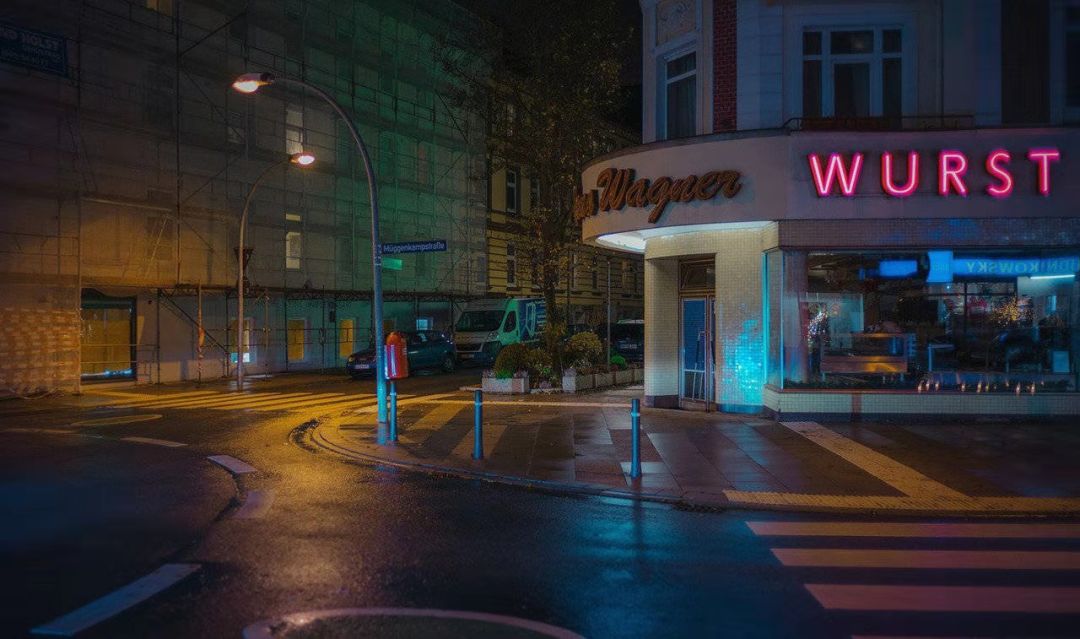 “喂，晚上带包烟来见我。”