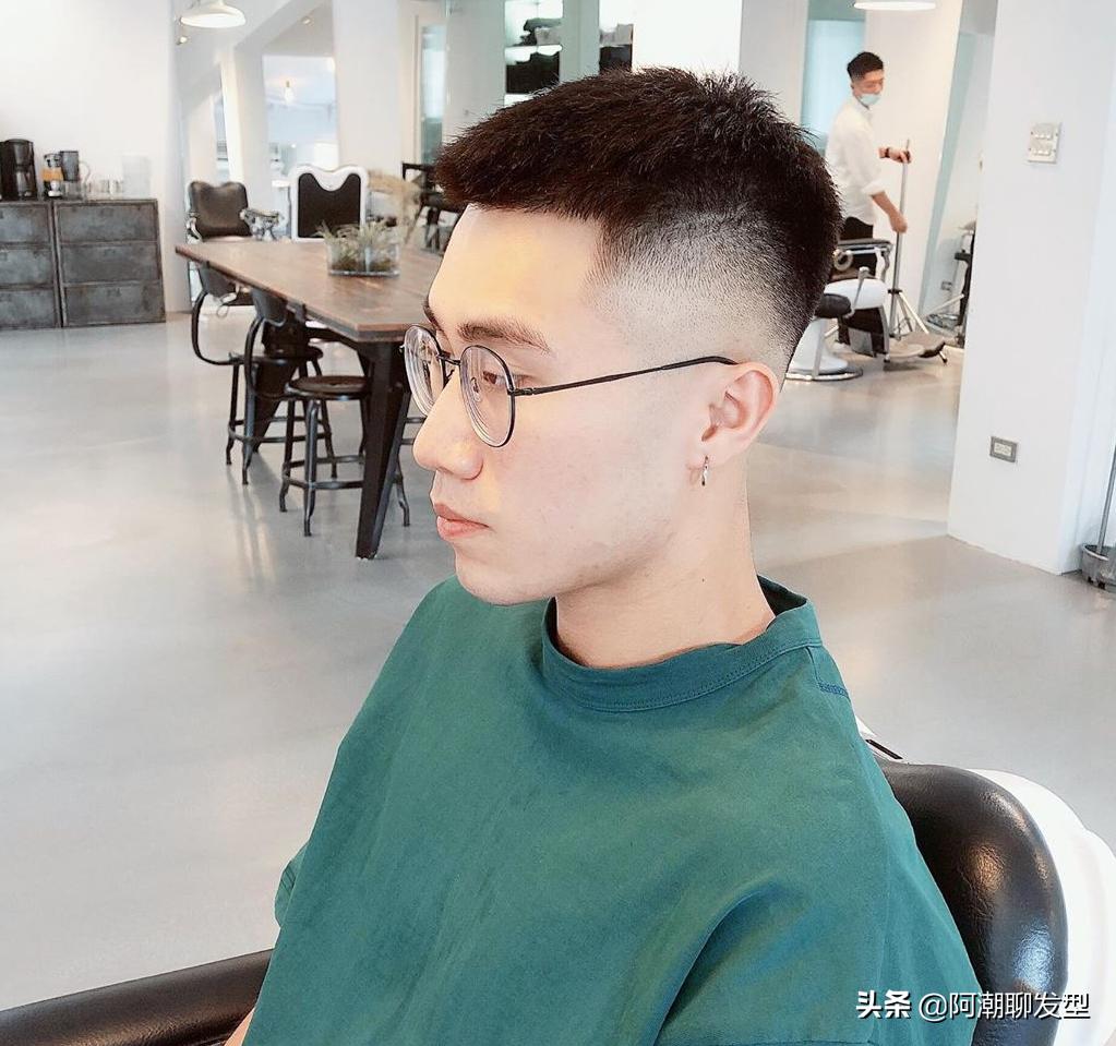 男生发型2020流行发型立着的,男生发型2020流行发型纹理烫教程