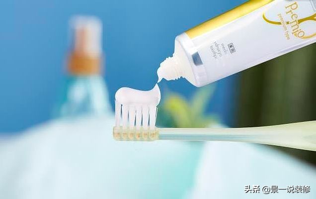 老房子墙面发霉发黑怎么处理,卫生间隔壁墙面受潮脱皮如何处理