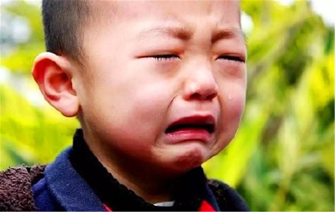 爸爸卖惨孩子哭,爸爸买的蛋糕