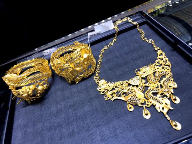 周大福金镯周生生,周大福传承手镯限量版龙凤镯