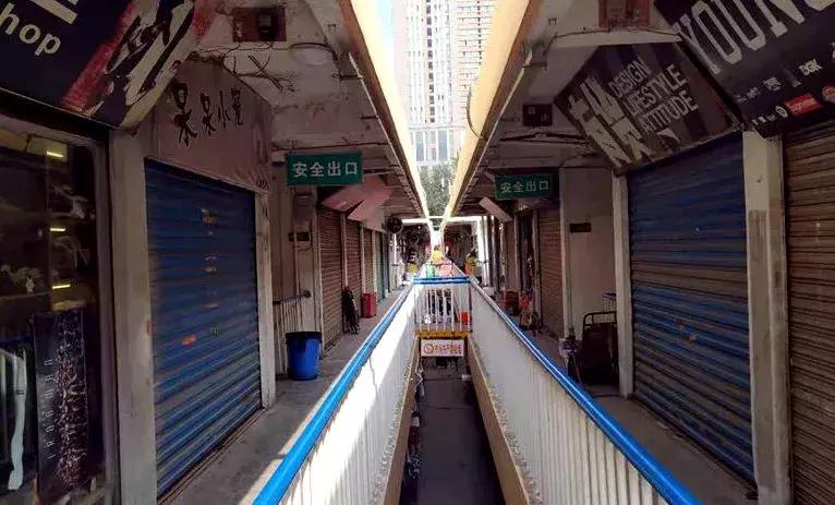 刺纹身脚踩松糕鞋那些年小寨百汇里西安80、90后的非主流青春