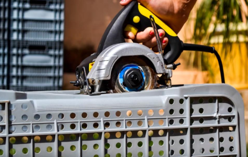 卖水果剩的塑料筐，老公堆在墙角做个L型衣帽间，还挺像回事的