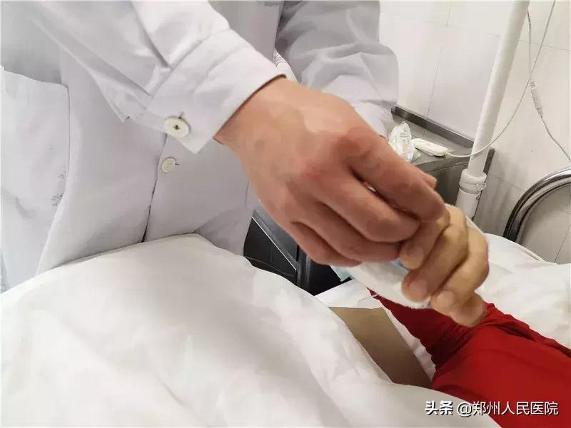 手腕疼10年了怎样治疗,20岁小伙手腕关节疼痛是怎么回事