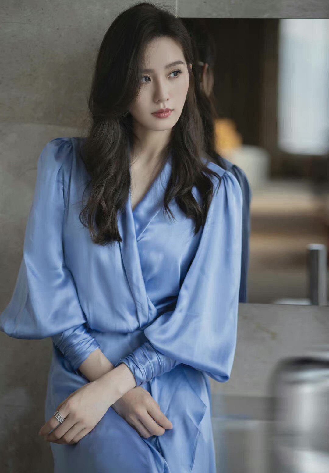 刘海中长发波浪卷发型,适合齐刘海的卷发减龄