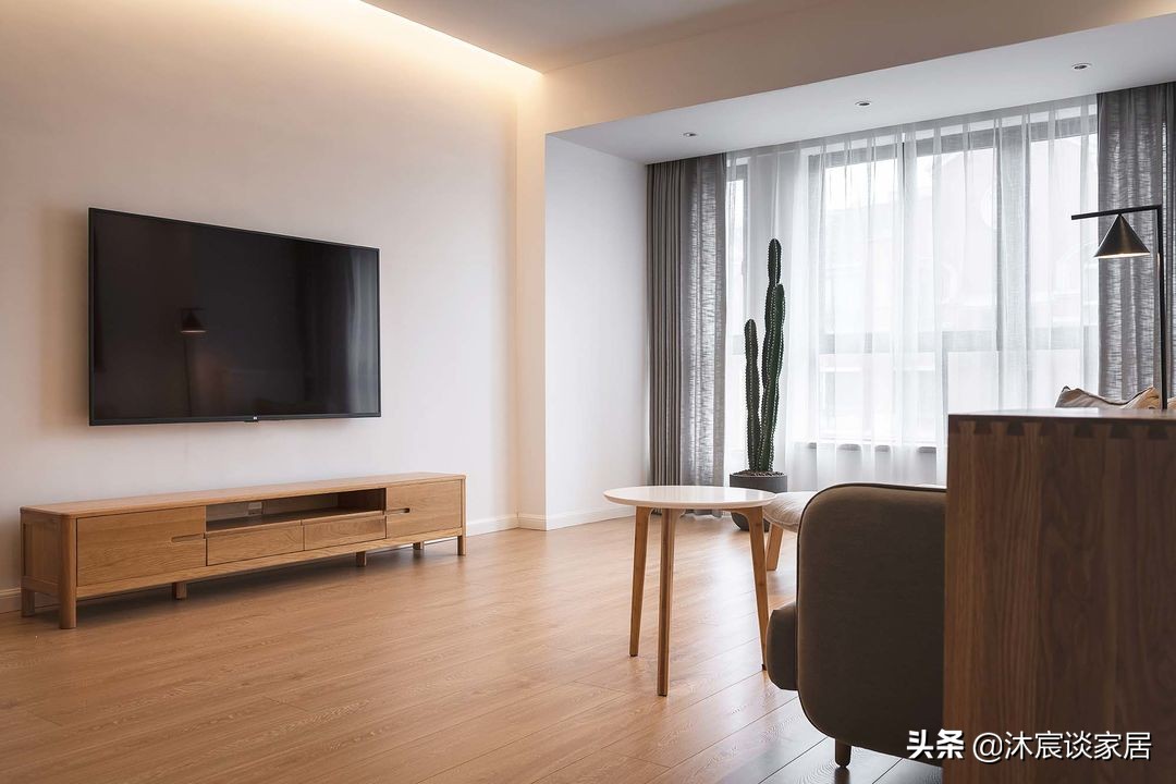 她在沙发后面“掏洞”造窗，完工后发现太明智了，全屋温暖又自然