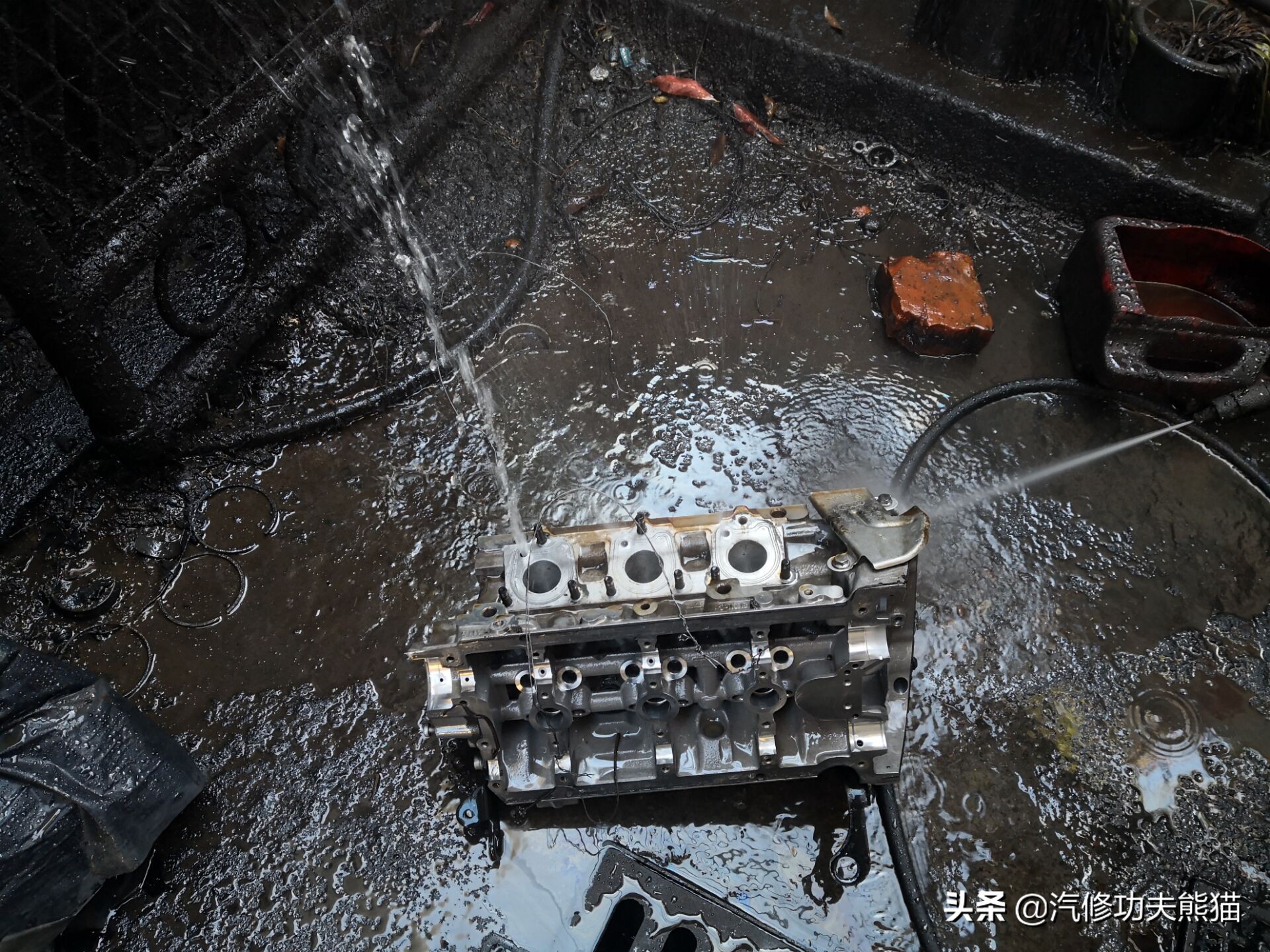 16款奥迪a6l2.5自吸发动机漏油,奥迪a6l2.4免拆烧机油处理靠谱吗