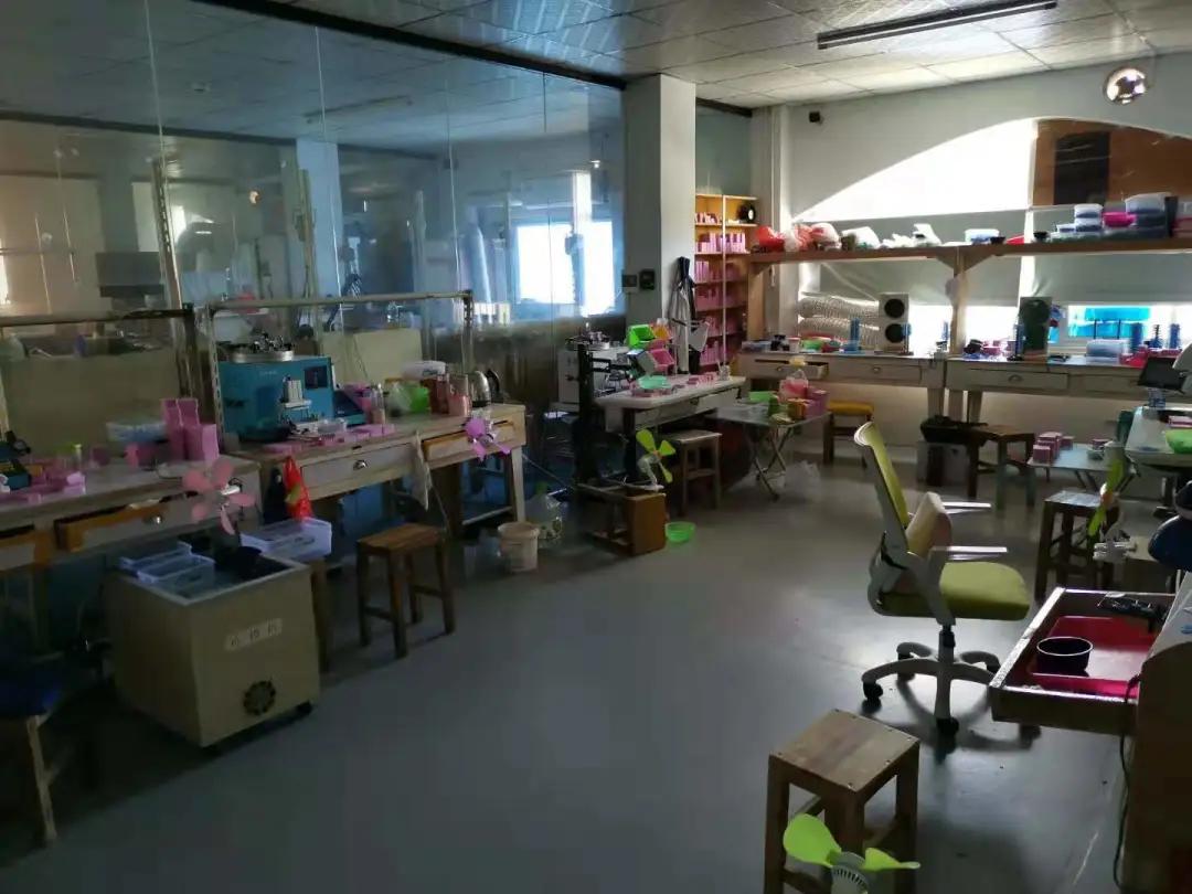 微信、闲鱼上“闪闪动人”的名牌首饰，其实是……|深夜有聊