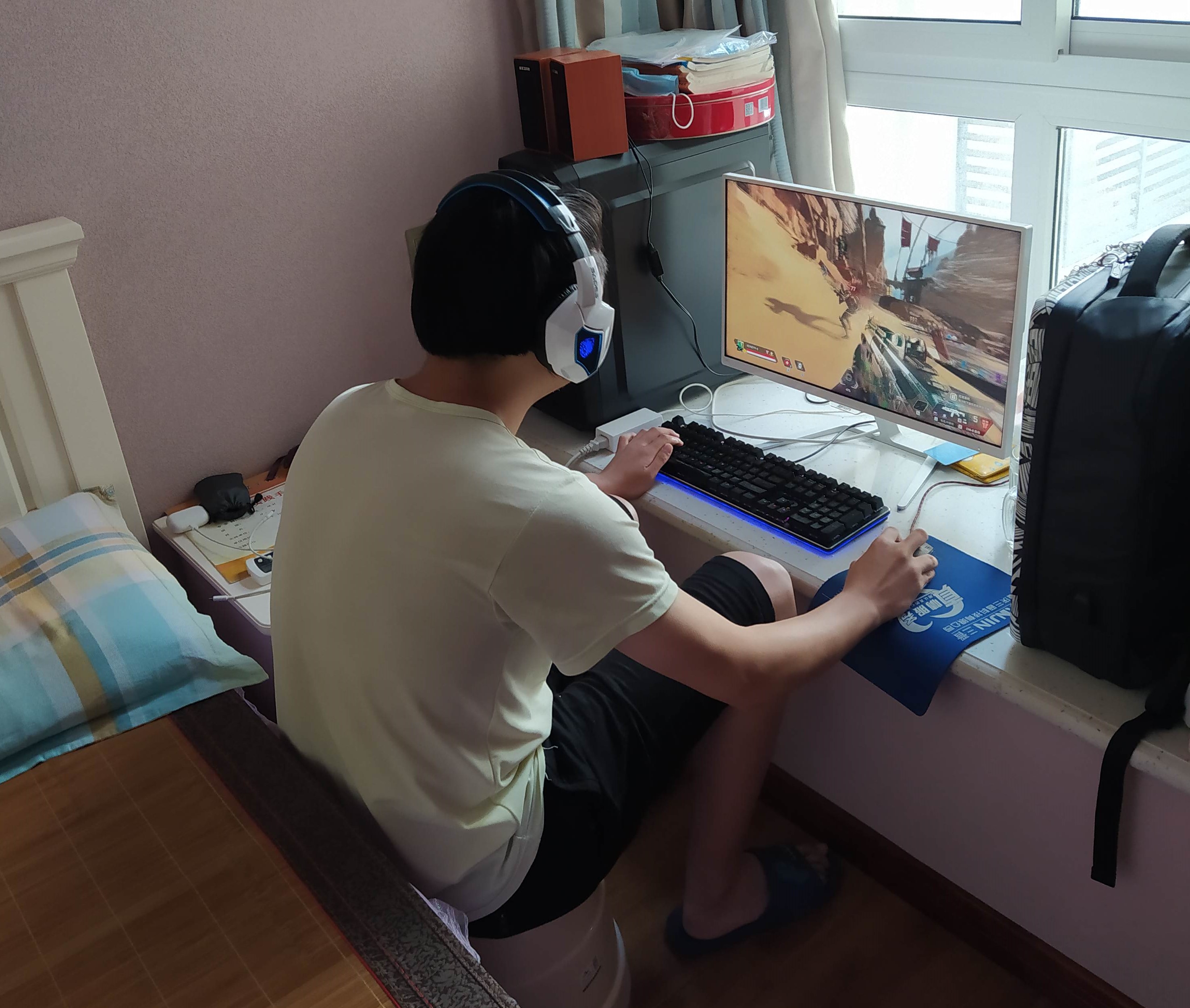 17岁戒网瘾少年的复仇：我们在那里，隔一道墙就是人间地狱