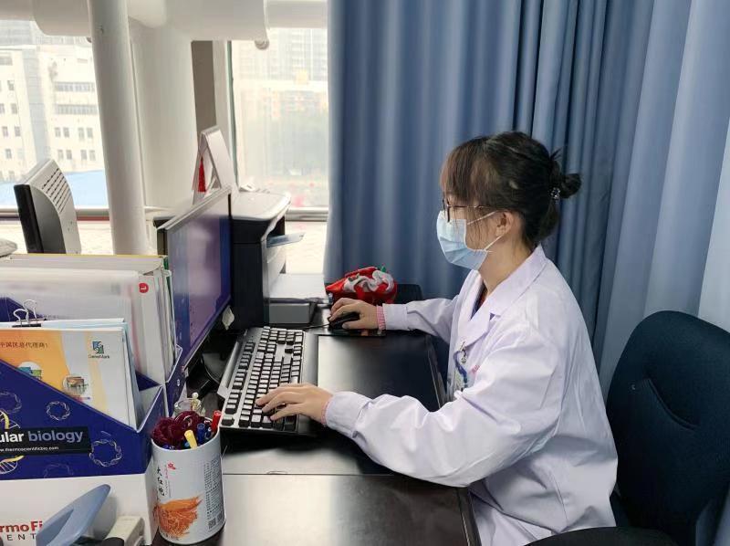 怀疑自己感染了新冠病毒吃什么药,怀疑感染了新冠病毒怎么办