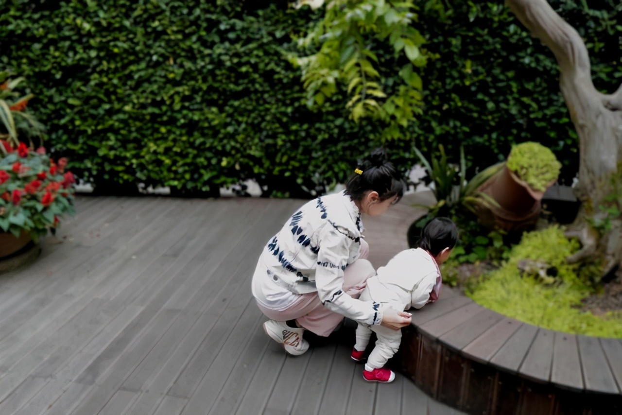 蹦床冠军何雯娜抖音号,蹦床冠军何雯娜艺术照