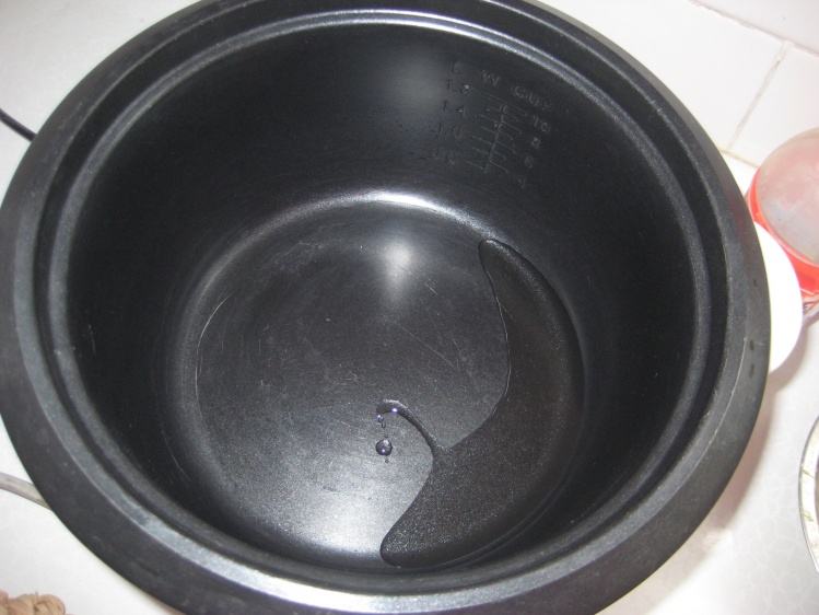 电饭锅米饭粘锅怎么清洗,电饭锅粘锅了怎么清除最快