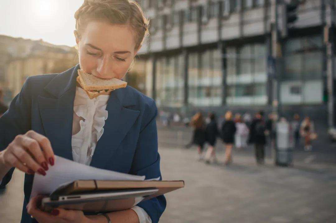 减肥到底要不要穿暴汗服,减肥到底要不要吃早餐呢