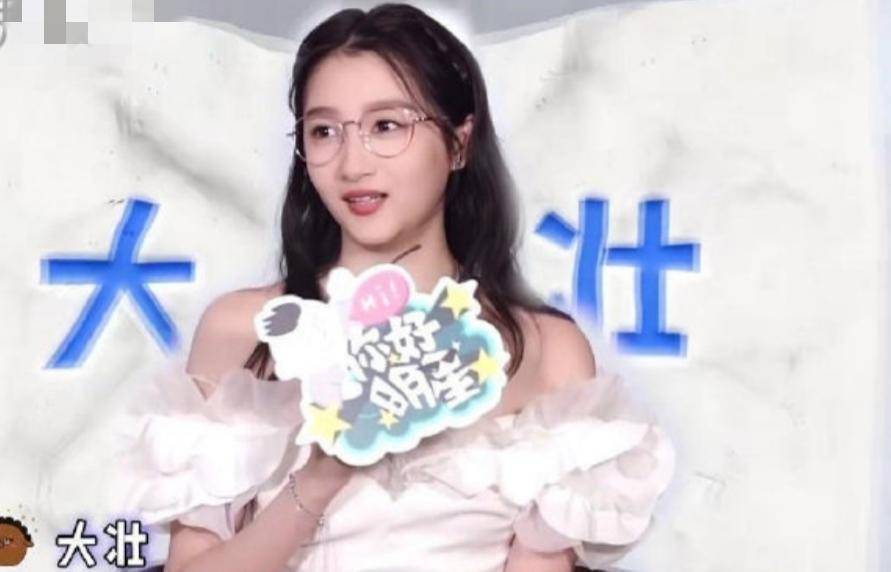 关晓彤素颜起床片段,关晓彤深夜秀香肩