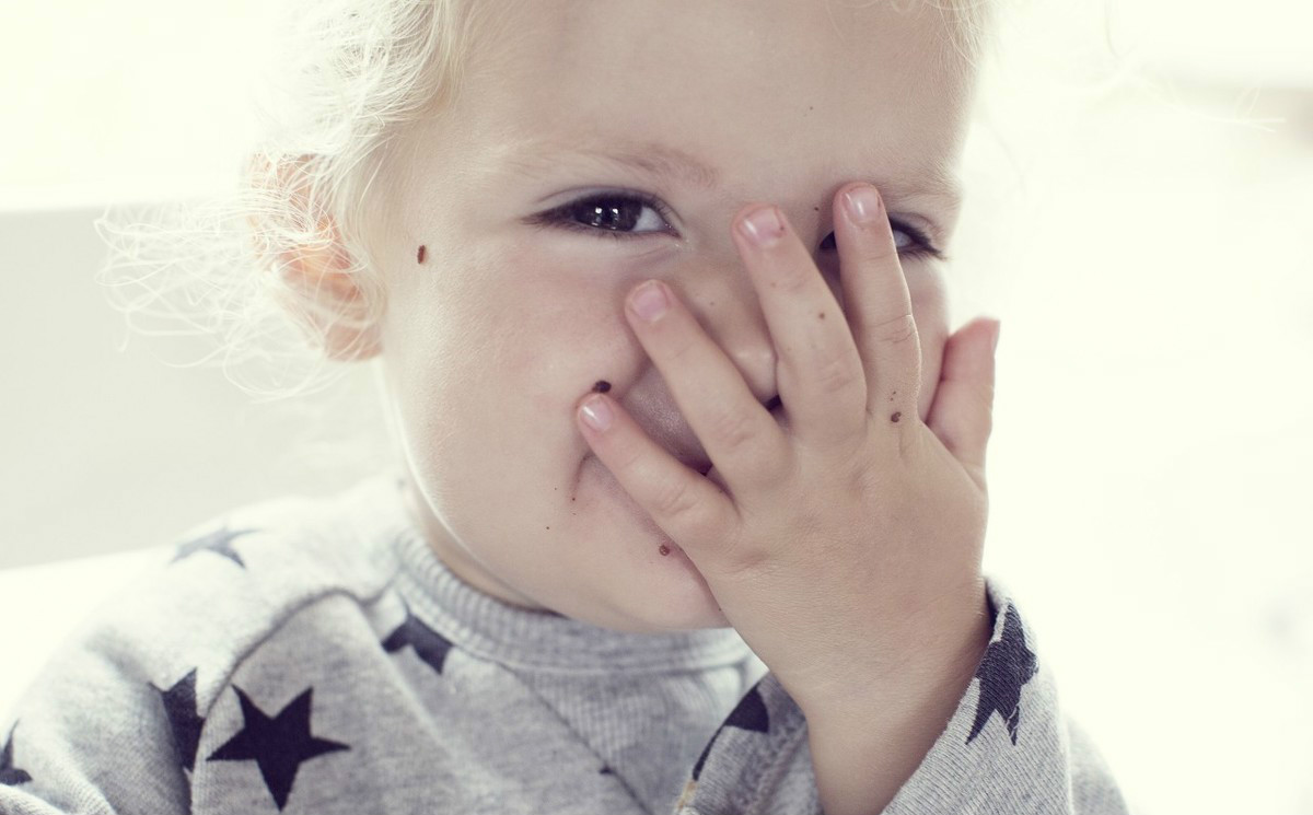 孩子被东西卡到喉咙,小孩子被东西卡喉咙怎么样正常