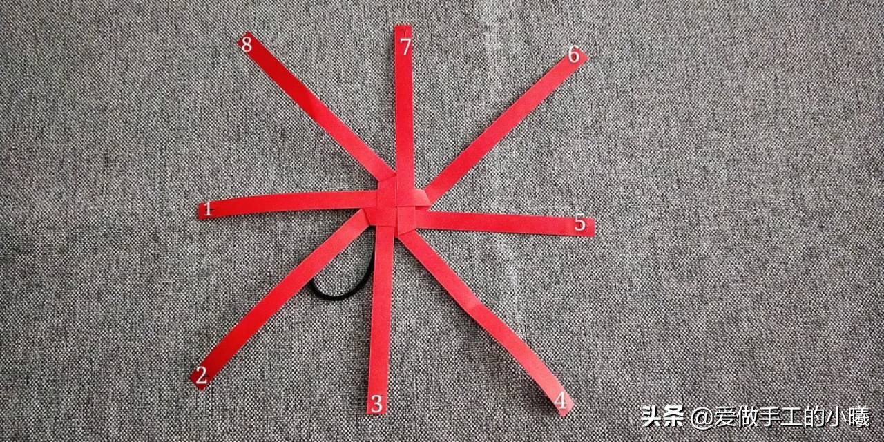 用折星星的纸条做灯笼,用纸条折红红的小灯笼