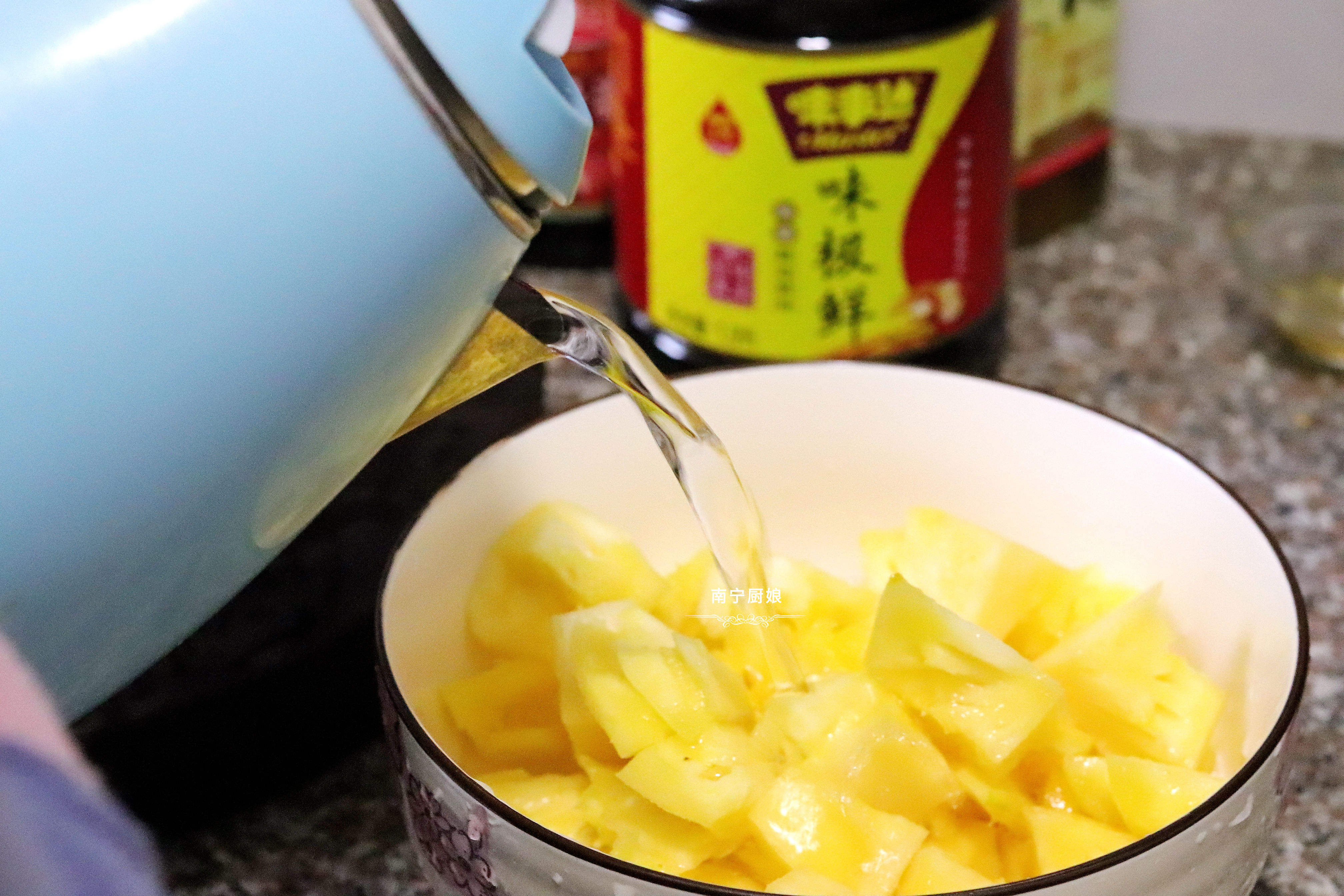 菠萝怎么用盐水泡几分钟才好吃,菠萝要加什么盐水才好吃