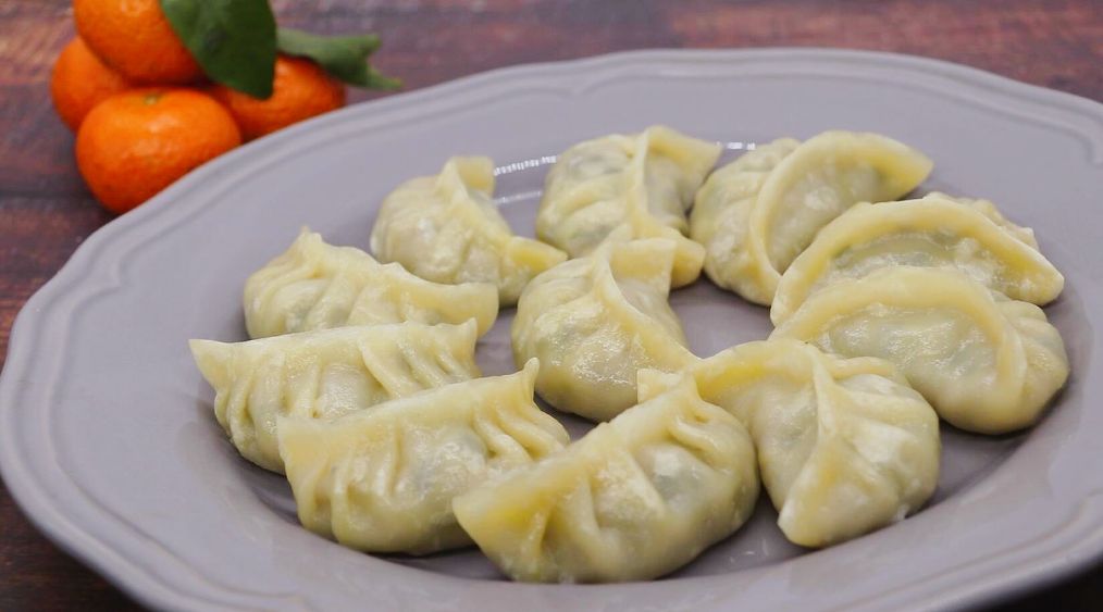 家庭版茄子馅饺子家常做法 (如何在家制作茄子馅饺子)