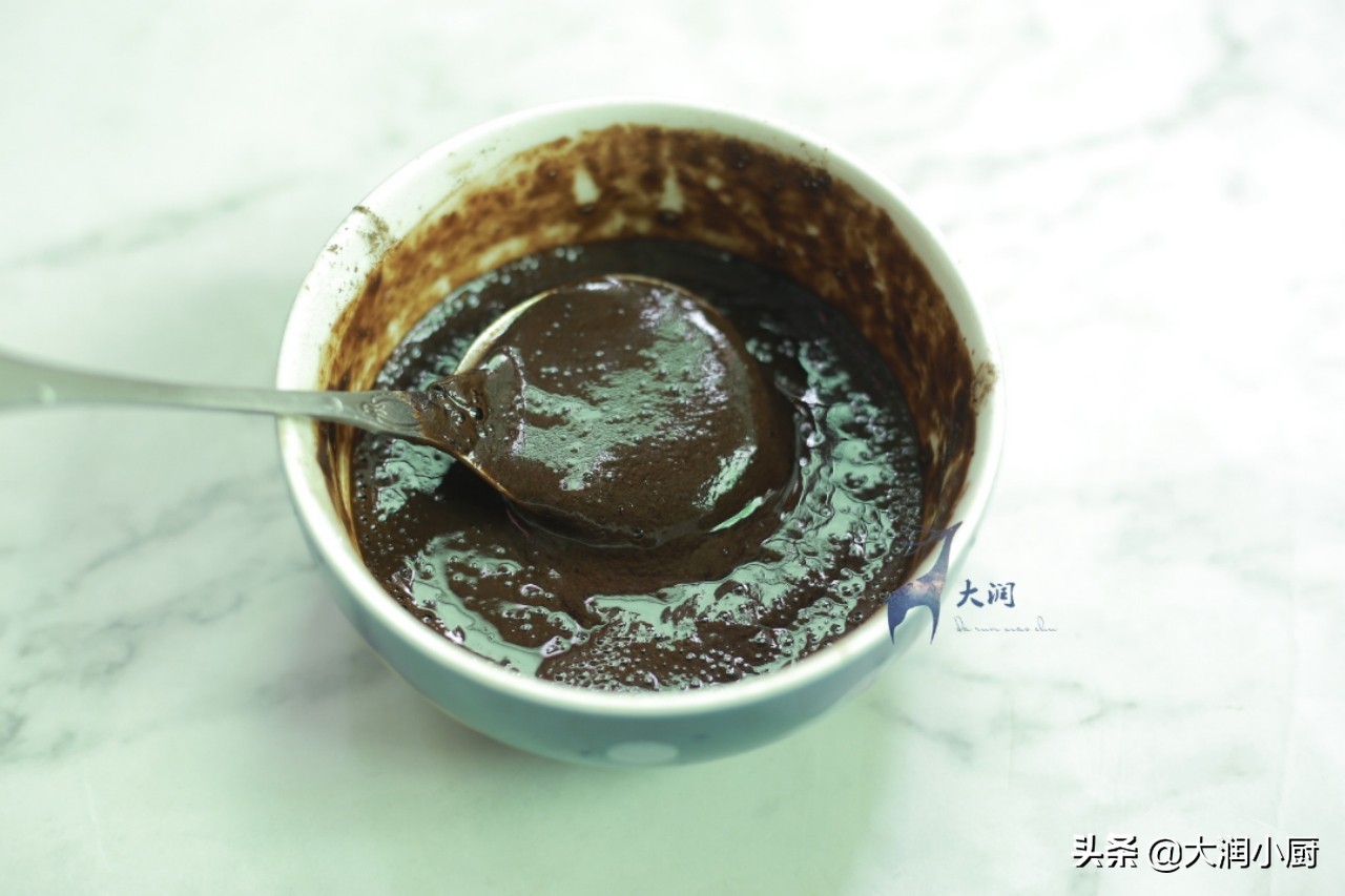 自制龟苓膏清热消暑的必备饮品,龟苓膏熬成糊