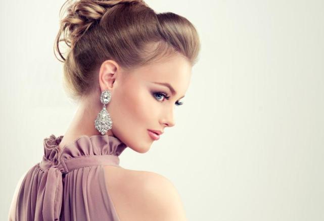 钻石恒久远一颗永流传分析,钻石恒久远不值钱