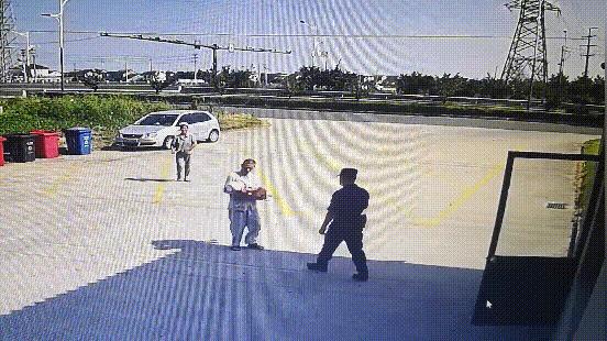 痰盂卡住小孩视频,痰盂卡住孩子