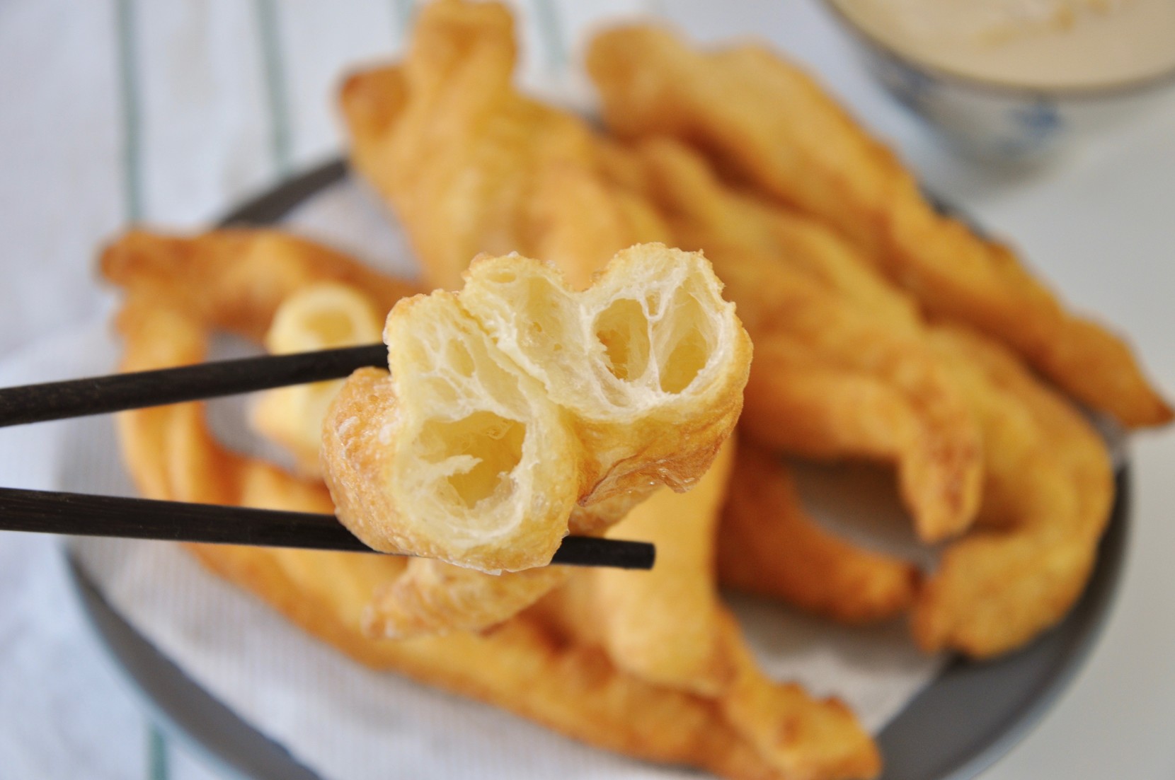 炸油条怎么做到蓬松酥脆又好吃,如何炸油条又脆又蓬松在家做