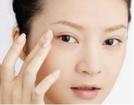 眼睛有鱼尾纹怎么预防,如何预防抬头纹鱼尾纹