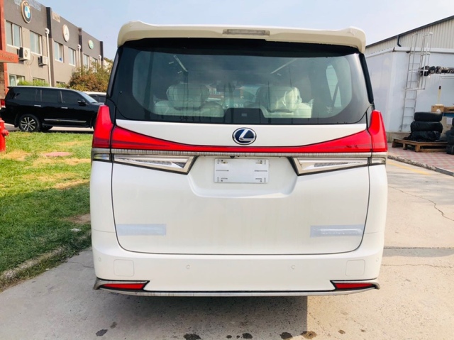 21款雷克萨斯LM300欧规台湾版白白