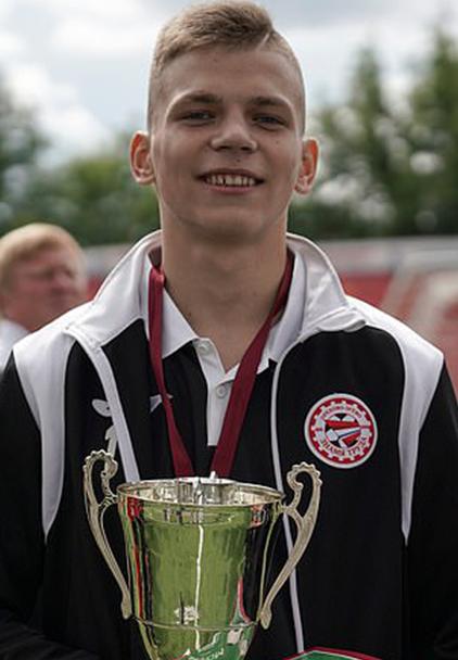 9岁男孩踢球时被闪电击中,男孩被闪电击中后续