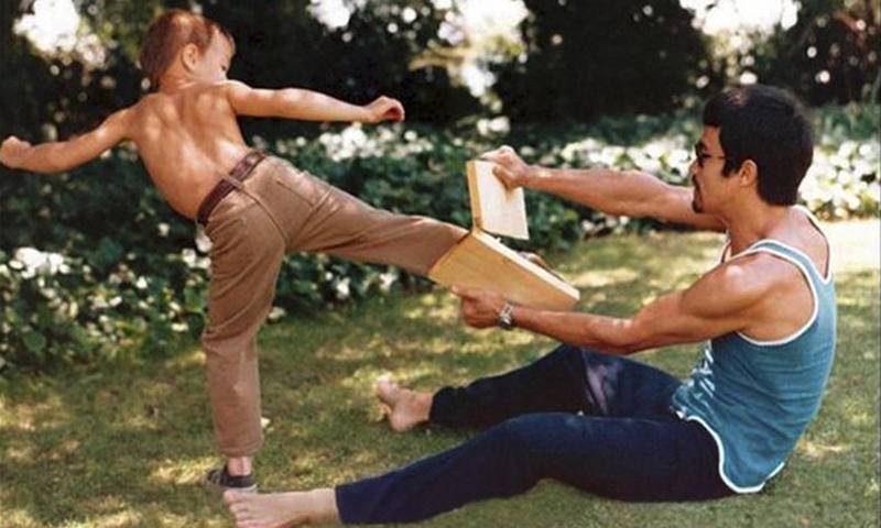 李小龙传奇打黑社会老大,李小龙传奇第一次打倒黄皮小子