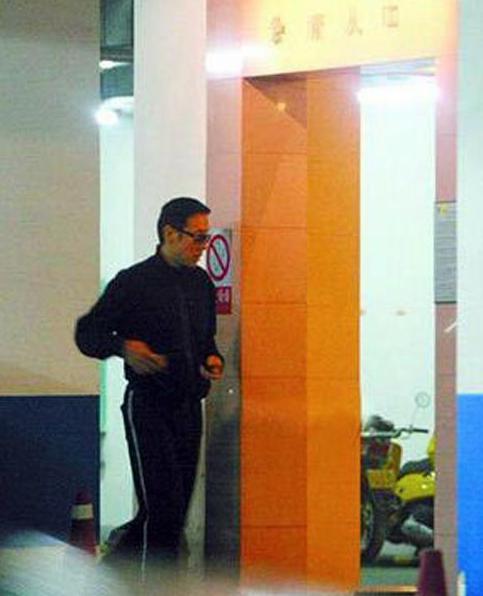 左小青演中国式离婚的电视剧,左小青和她背后的十个男人