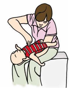 小孩吃东西卡住正确处理方法,小孩吃东西卡住急救视频教学