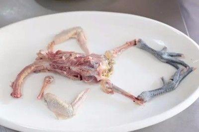 最详细鸡爪焯水剔骨教程,整鸡去骨正宗做法