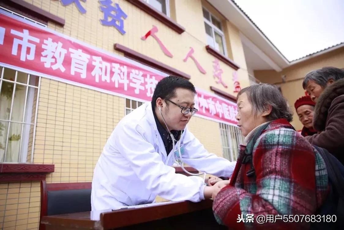市中医院扶贫送健康义诊暖人心,市卫健委健康扶贫义诊送药