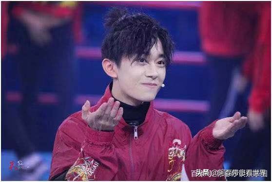 易烊千玺狗啃刘海“又奶又A”帅出新高度，这是什么神仙颜值！