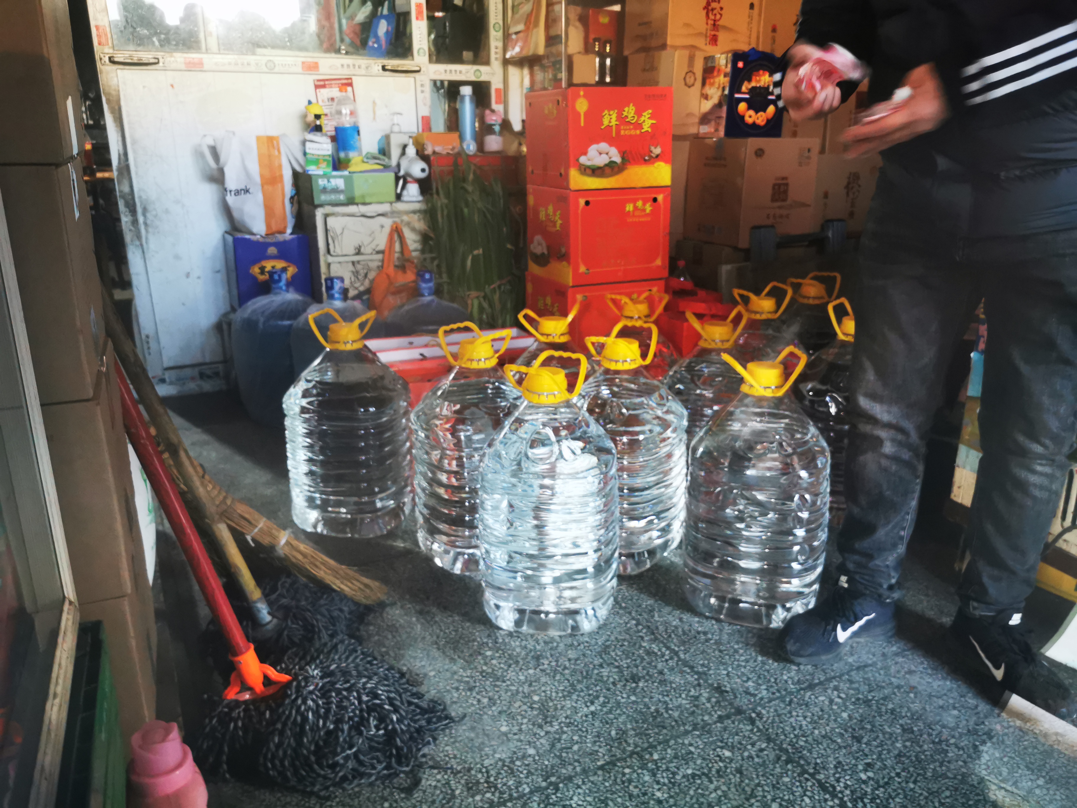 医用酒精买不到，南阳民众酒精厂排起长队，抢购食用酒精消毒